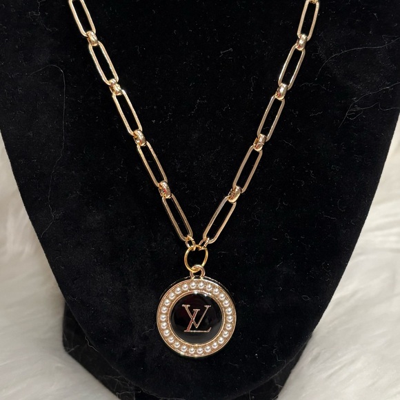 LV Zipper pull suspended from a gorgeous paperclip unbranded chain - Picture 1 of 5